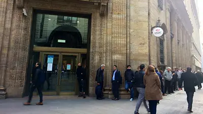 Cepo al dólar: largas colas e incertidumbre, así amanecieron los bancos Cepo al dólar: largas colas e incertidumbre, así amanecieron los bancos