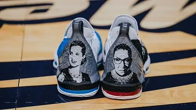 El emocionante momento en que una jugadora de la NBA recibió zapatillas con la cara de Eva Perón El emocionante momento en que una jugadora de la NBA recibió zapatillas con la cara de Eva Perón
