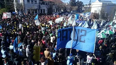 Docentes marchan a la Casa de Chubut y al Ministerio de Educación Docentes marchan a la Casa de Chubut y al Ministerio de Educación