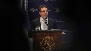 Escándalo: banqueros casi agarran a trompadas a Sandleris por el default 