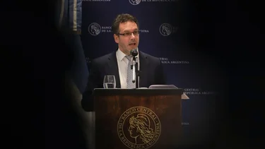Escándalo: banqueros casi agarran a trompadas a Sandleris por el default 