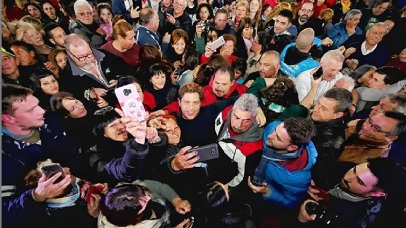 Axel Kicillof recorrió Mar de Ajó: "Las elecciones fueron un shock de esperanza, de futuro"