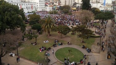 Con una plaza casi vacía, militantes oficialistas apoyaron a Vidal en su cumpleaños