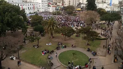 Con una plaza casi vacía, militantes oficialistas apoyaron a Vidal en su cumpleaños Con una plaza casi vacía, militantes oficialistas apoyaron a Vidal en su cumpleaños