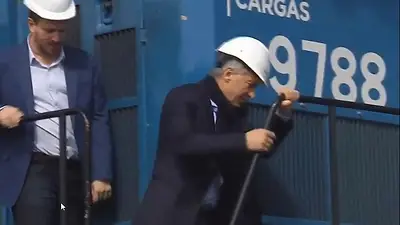 El blooper de Mauricio Macri al bajar de una escalera en Santa Fe El blooper de Mauricio Macri al bajar de una escalera en Santa Fe
