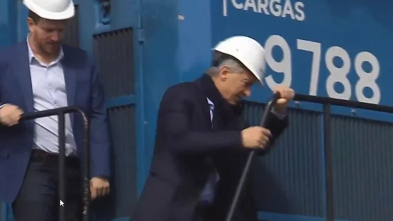 El blooper de Mauricio Macri al bajar de una escalera en Santa Fe