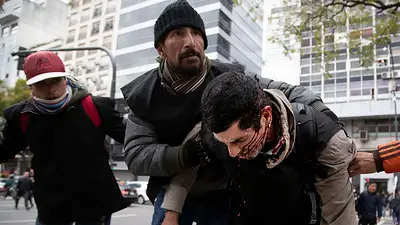 Represión en la 9 de Julio: la Policía golpeó y detuvo a un manifestante Represión en la 9 de Julio: la Policía golpeó y detuvo a un manifestante