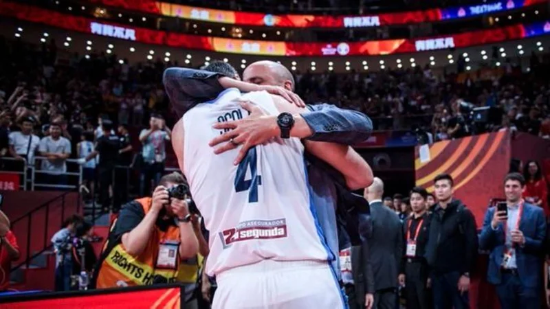 Mundial de básquet China 2019: el emotivo abrazo de Emanuel Ginóbili y Luis Scola