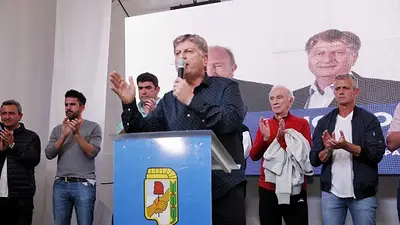 Elecciones 2019: el gobernador electo de La Pampa le pidió a Schiaretti que se defina: "No hay lugar para tibios" Elecciones 2019: el gobernador electo de La Pampa le pidió a Schiaretti que se defina: "No hay lugar para tibios"