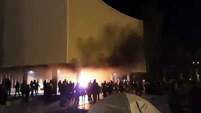 Incendio en la Legislatura de Chubut tras la muerte de dos docentes Incendio en la Legislatura de Chubut tras la muerte de dos docentes