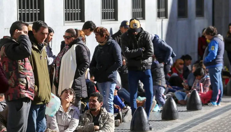 Uno de cada cuatro jóvenes es indigente: cuánto creció este drama en 2024 con Javier Milei