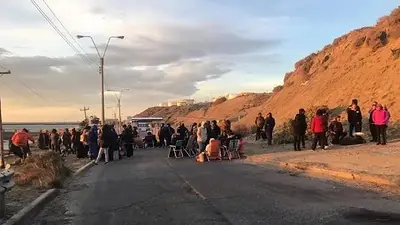 Docentes de Chubut bloquean los tanques de YPF Docentes de Chubut bloquean los tanques de YPF
