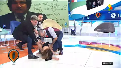 Intrusos: Daniela, la exnovia de Milei, se desmayó en vivo durante el programa de Jorge Rial Intrusos: Daniela, la exnovia de Milei, se desmayó en vivo durante el programa de Jorge Rial