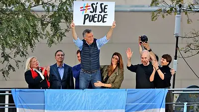 Insólito: Las instrucciones para Macri detrás del cartel del "Sí, se puede" Insólito: Las instrucciones para Macri detrás del cartel del "Sí, se puede"