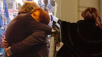 La emotiva imagen de Cristina junto al busto de Néstor Kirchner La emotiva imagen de Cristina junto al busto de Néstor Kirchner