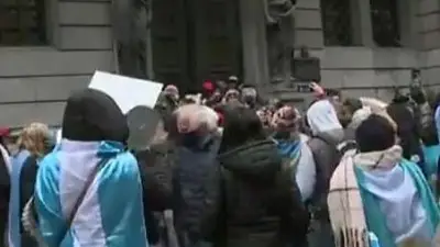 Manifestantes quisieron ingresar por la fuerza al Congreso y rompieron el vidrio de una puerta Manifestantes quisieron ingresar por la fuerza al Congreso y rompieron el vidrio de una puerta