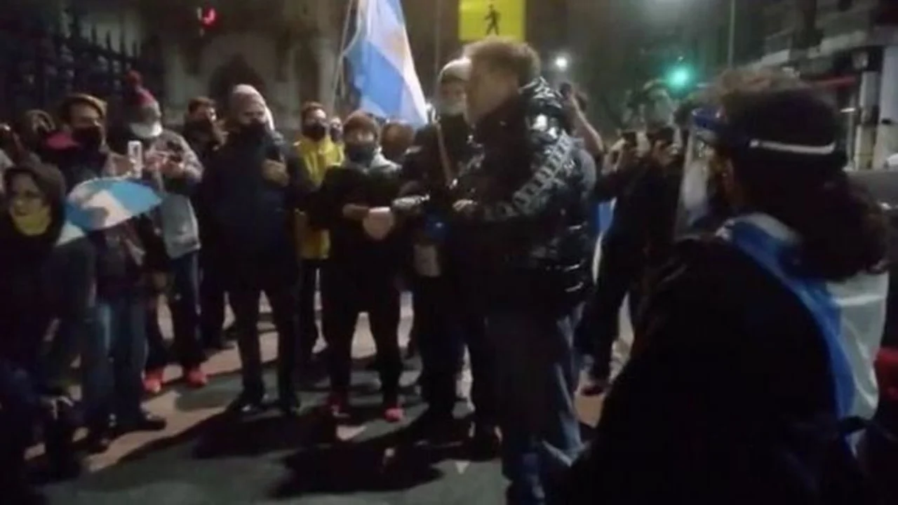 Video: Alfredo Casero apareció a los gritos en el Congreso y pidió "que se respete la Constitución" 