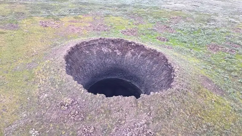 Hallan otra "puerta del infierno": un nuevo cráter de enormes dimensiones en Siberia