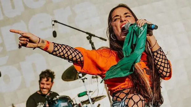 Explotó todo: un viaje con Sara Hebe, "la obrera de la fiesta" | Música