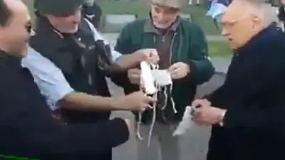 Militantes anticuarentena quemaron barbijos en pleno Obelisco Militantes anticuarentena quemaron barbijos en pleno Obelisco