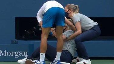 Djokovic descalificado del US Open por agredir a una jueza de línea