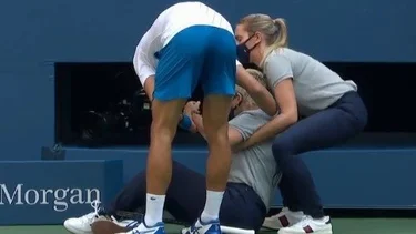 Djokovic descalificado del US Open por agredir a una jueza de línea