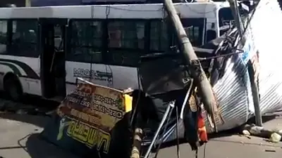 Dos jóvenes borrachos se robaron un colectivo de línea y lo chocaron en Hudson Dos jóvenes borrachos se robaron un colectivo de línea y lo chocaron en Hudson