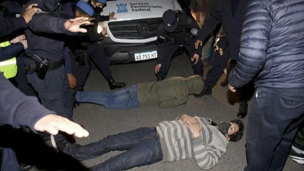 Domiciliaria para Lázaro Báez: militante macrista encabezó la marcha que impidió cumplir la orden judicial