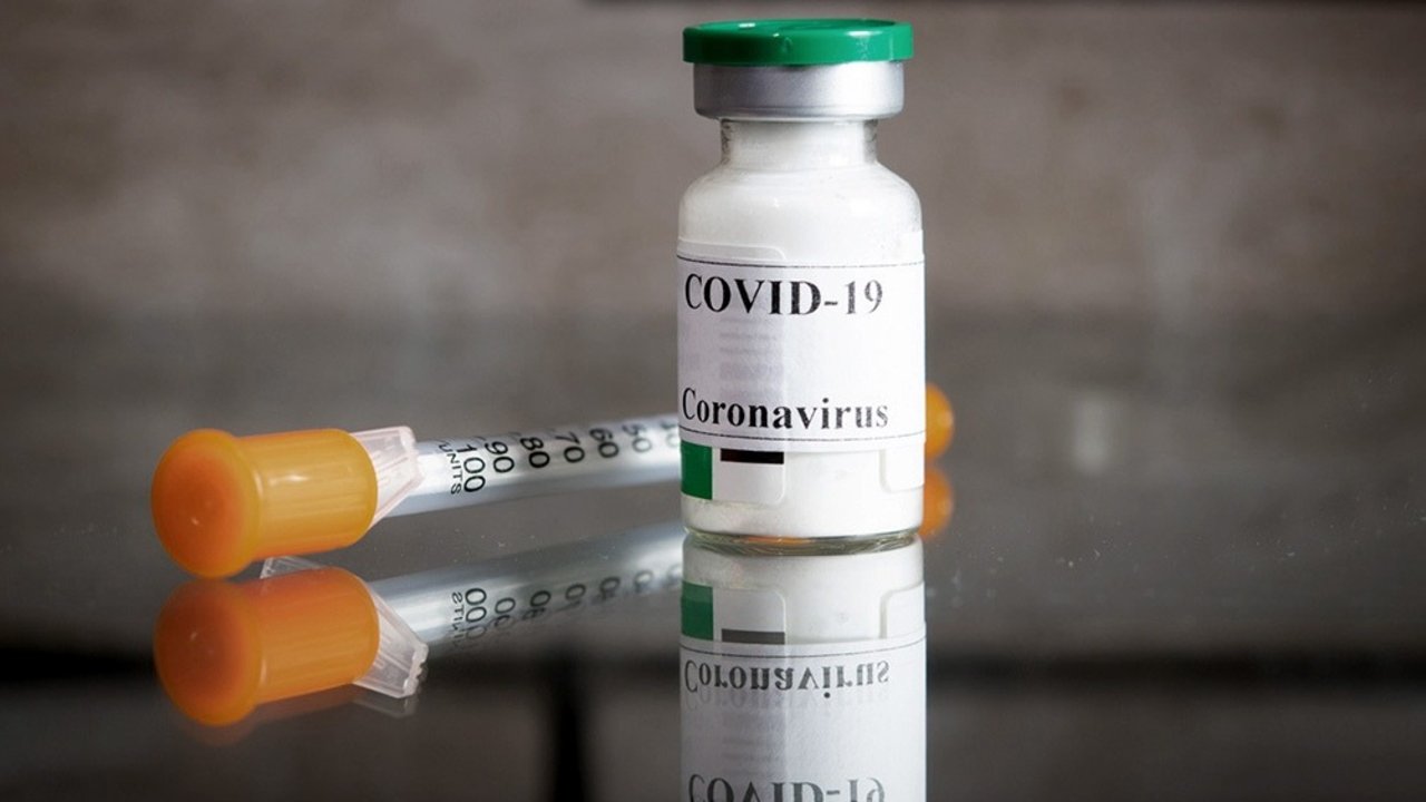 El gobierno británico dijo que es normal la interrupción de la vacuna de Oxford: cómo sigue la investigación 