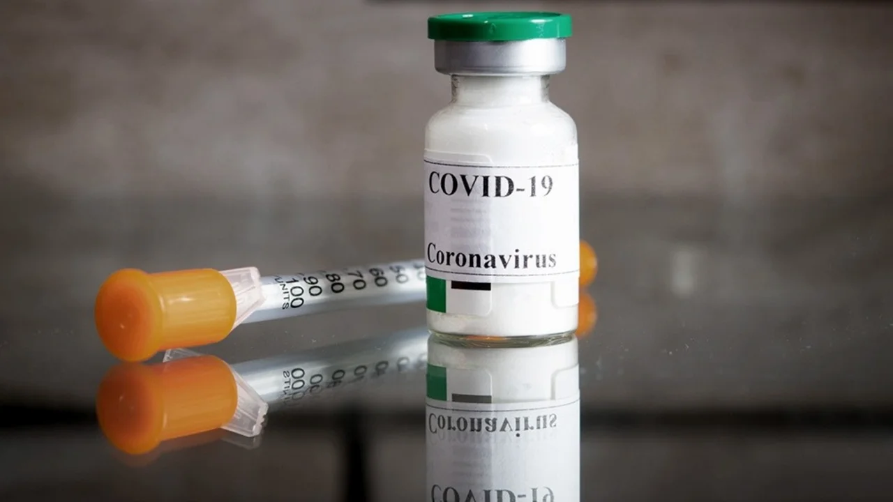 El gobierno británico dijo que es normal la interrupción de la vacuna de Oxford: cómo sigue la investigación 