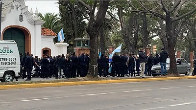La policía bonaerense endurece su protesta y cercó la Quinta de Olivos La policía bonaerense endurece su protesta y cercó la Quinta de Olivos