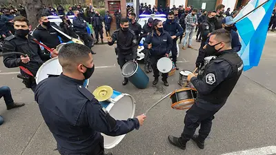 Policías rechazan dialogar con Alberto Fernández y piden que se cumpla su petitorio Policías rechazan dialogar con Alberto Fernández y piden que se cumpla su petitorio