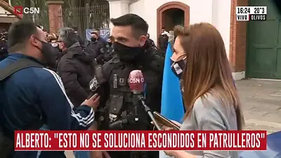Tensión en vivo: prohíben a policía que hable con C5N Tensión en vivo: prohíben a policía que hable con C5N