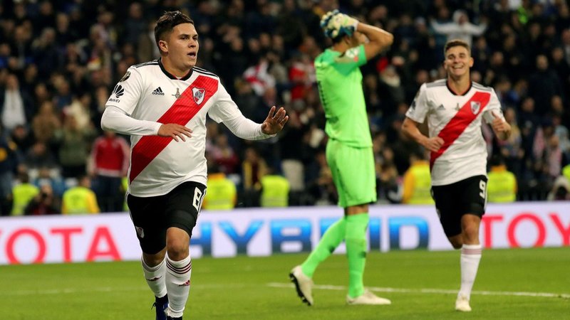 Duro cruce entre Juanfer Quintero y un hincha de River tras un insólito reclamo