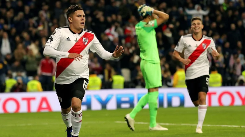Duro cruce entre Juanfer Quintero y un hincha de River tras un insólito reclamo