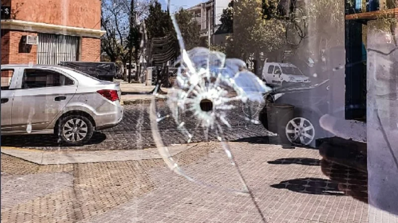 Balearon un local de Kolina en Lugano a 30 metros de un comisaría