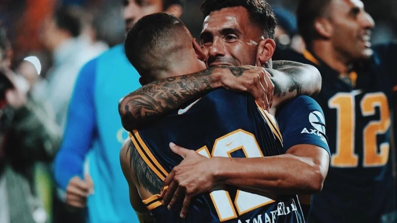 Darío Benedetto le dio la bienvenida a Carlos Tevez en redes con una cariñosa foto