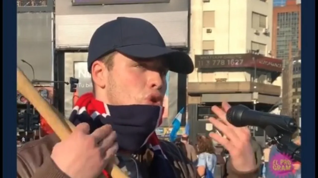 Exclusivo | Habló el joven que insultó al balcón de Cristina: "A la mujer la describí, no la injurie"