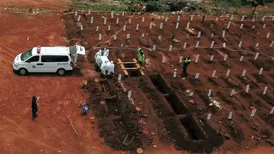 Mandaron a "anti-barbijos" a cavar tumbas para muertos por COVID en Indonesia Mandaron a "anti-barbijos" a cavar tumbas para muertos por COVID en Indonesia