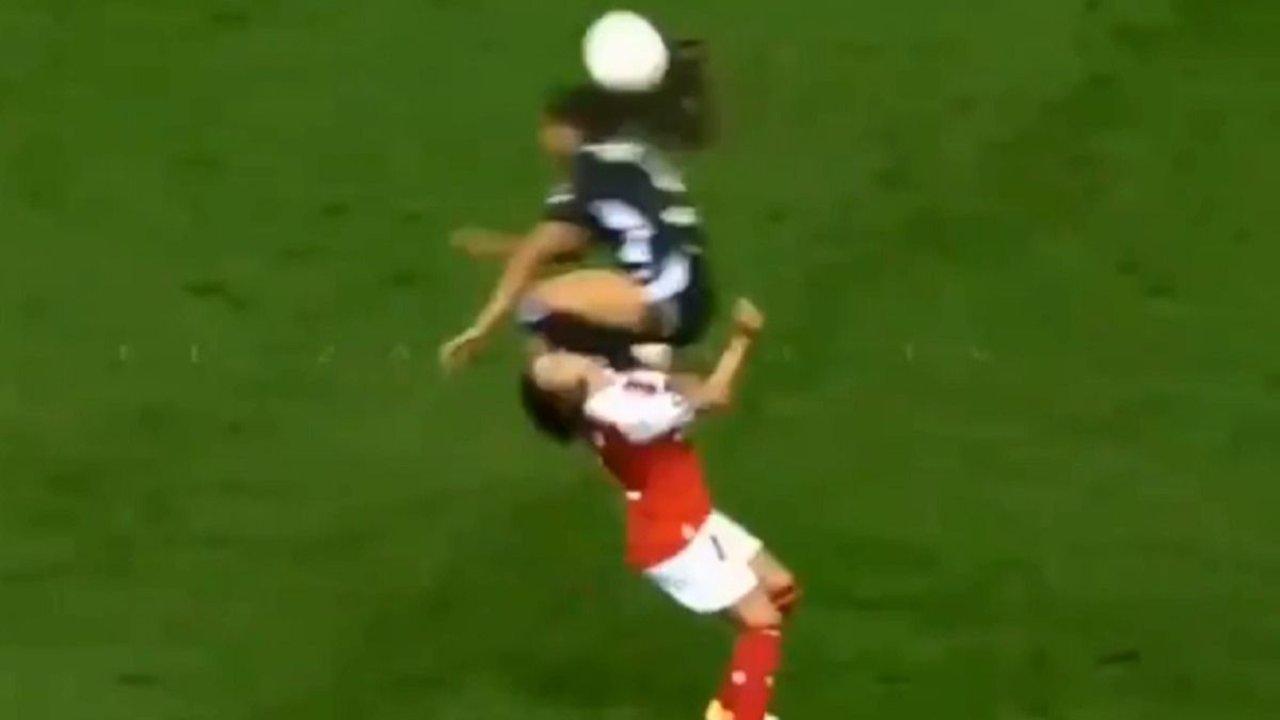 Brutal jugada en el fútbol femenino de Francia: patada a la cabeza y expulsión a una jugadora del Lyon