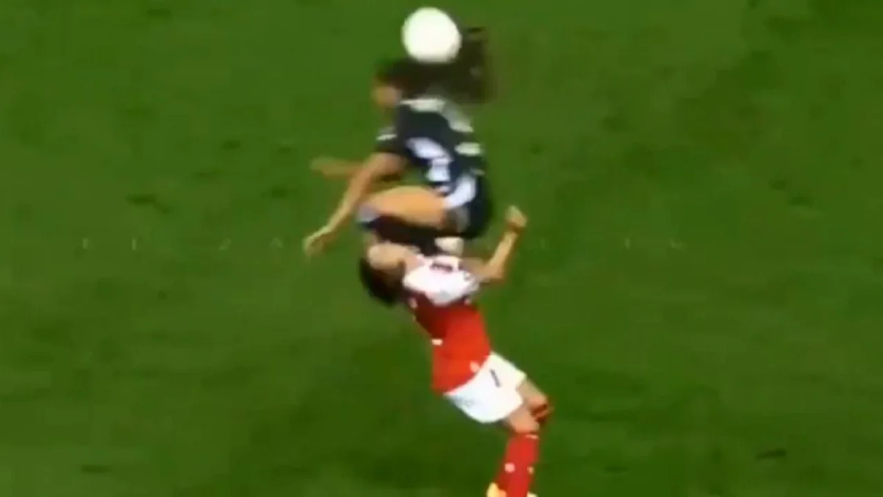 Brutal jugada en el fútbol femenino de Francia: patada a la cabeza y expulsión a una jugadora del Lyon