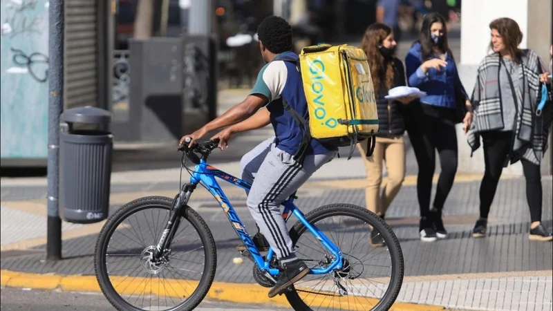 Trabajador de Glovo: "Cobramos $ 6.000 por quincena y no tenemos ni siquiera casco"