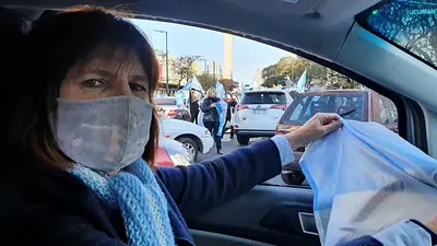 Patricia Bullrich fue al Obelisco y se sumó al banderazo tras contagiarse de coronavirus Patricia Bullrich fue al Obelisco y se sumó al banderazo tras contagiarse de coronavirus