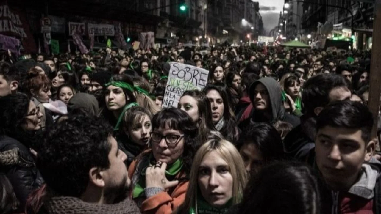 "Vengan a acarrear ladrillos, dale": cómo el feminismo desmiente el mensaje del albañil de TikTok 