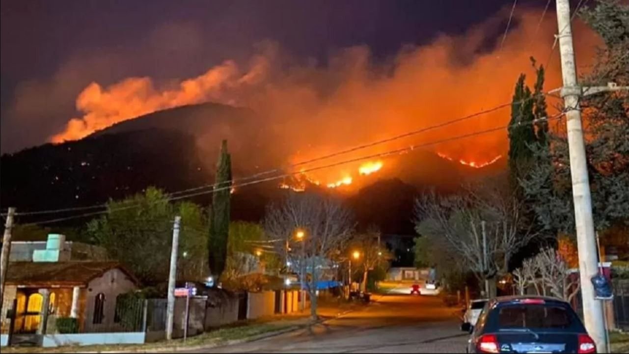 Incendies en Argentine : Villa Carlos Paz face à un mur de flammes