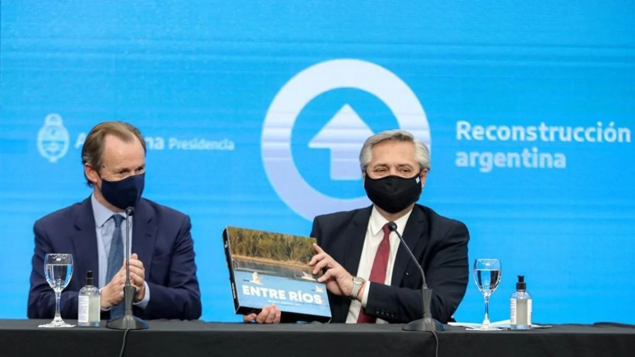 Libros, medias, una quena y un poncho: los regalos que recibió Alberto Fernández
