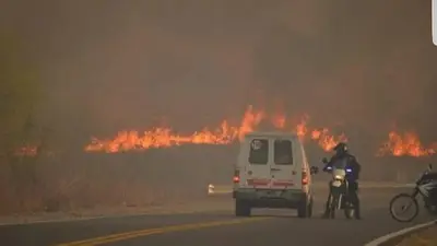 Incendios en Córdoba: impactante video de bomberos atravesando las llamas en auto Incendios en Córdoba: impactante video de bomberos atravesando las llamas en auto