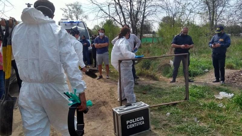 Detienen a una mujer acusada de matar a un hombre y enterrarlo frente a su casa en General Rodríguez