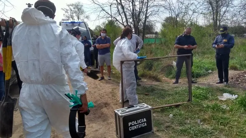 Detienen a una mujer acusada de matar a un hombre y enterrarlo frente a su casa en General Rodríguez