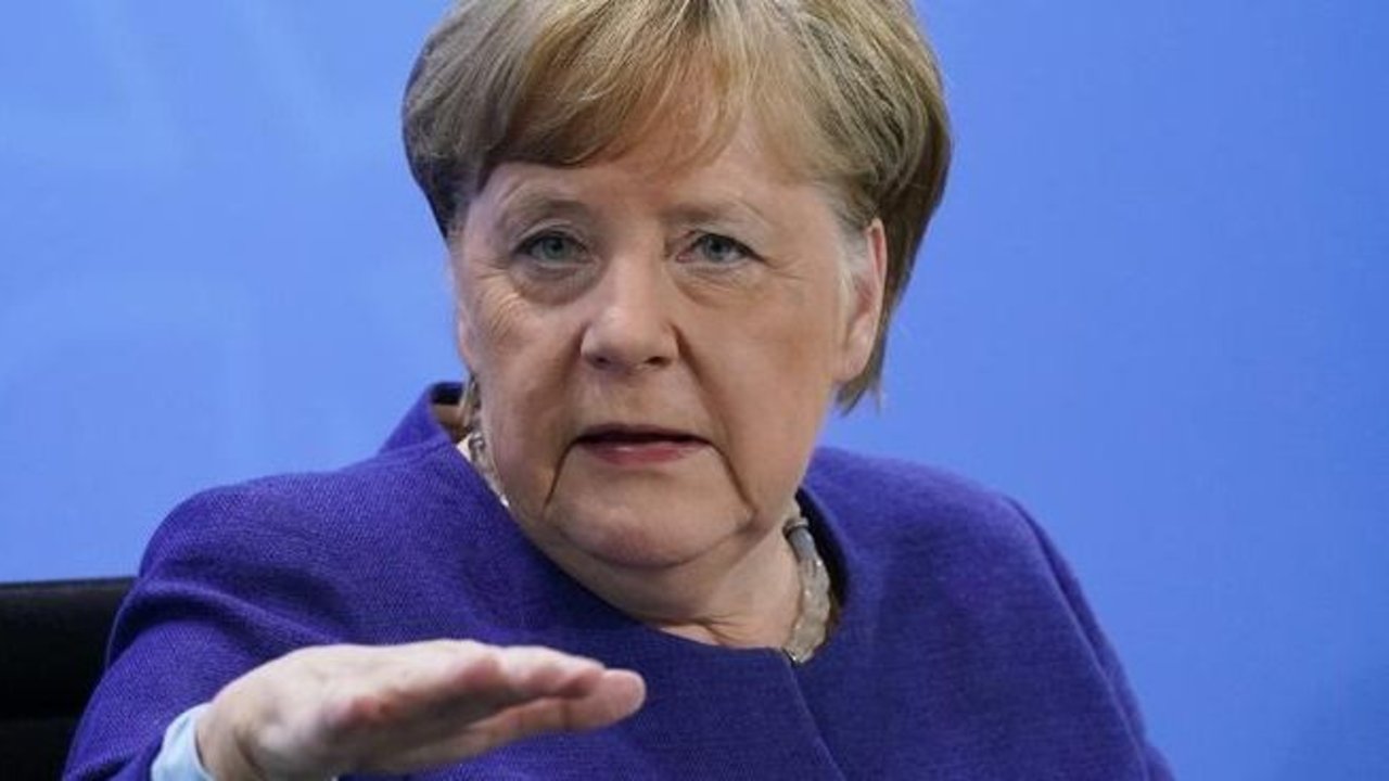 Merkel dijo que "no lamenta" su política energética dependiente de los suministros rusos